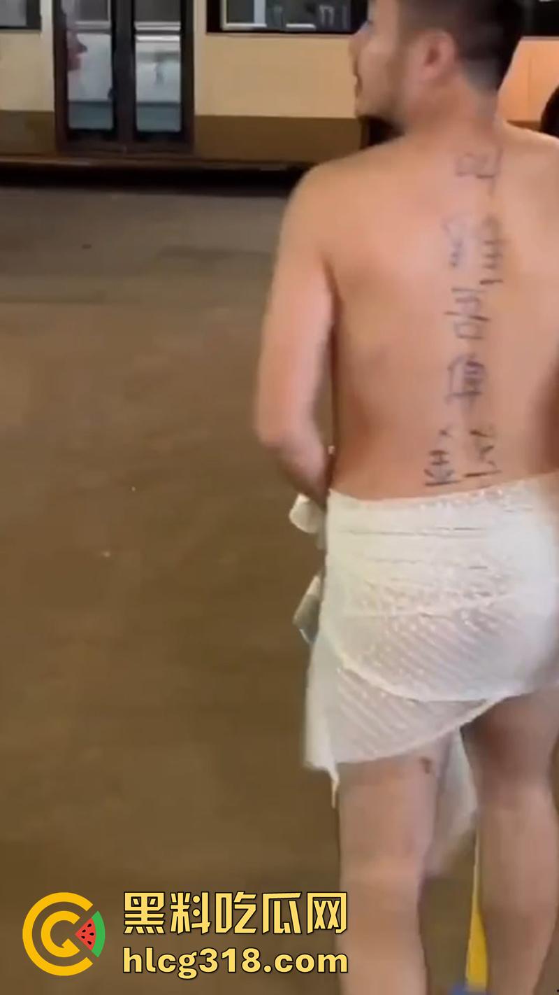 香港小伙白嫖吃霸王鸡，连吃三次翻车被大哥围堵，逼迫在旺角裸奔，身上写满侮辱文字！-3