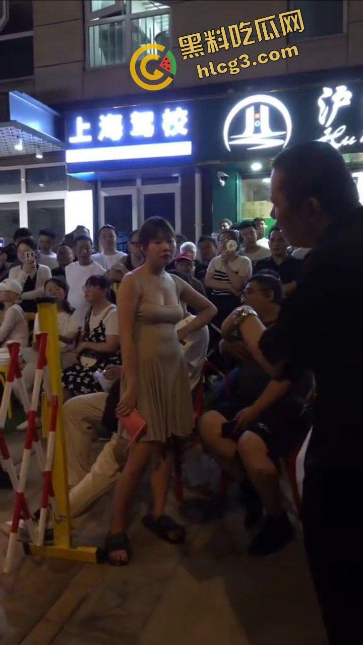 金句 “我长这么好看 我不想排队” 上海小仙女插队骂街男子 杀猪一样的狗叫 哭着要求道歉 逆天炸裂！-5