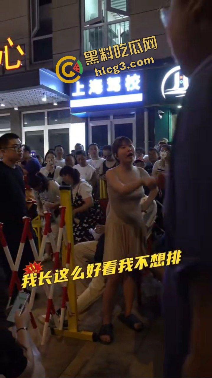 金句 “我长这么好看 我不想排队” 上海小仙女插队骂街男子 杀猪一样的狗叫 哭着要求道歉 逆天炸裂！-6