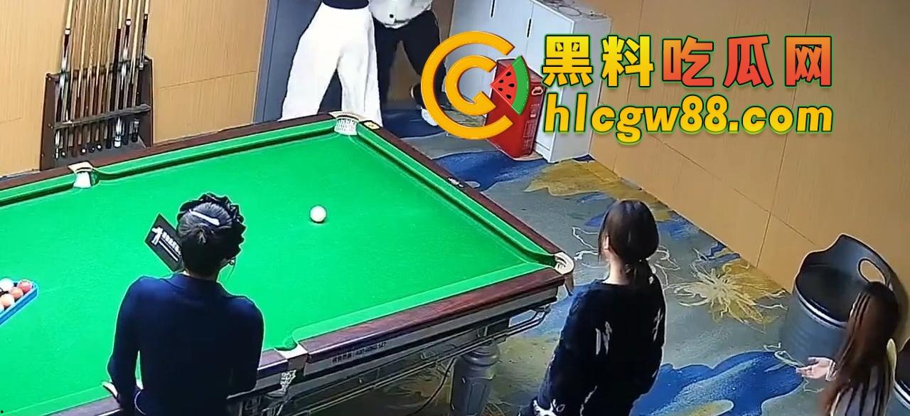 有钱人的快乐我们想象不到，陪玩8连发包厢猫抓人，1W充卡一杆球没打，全程不打球只玩女的！-16