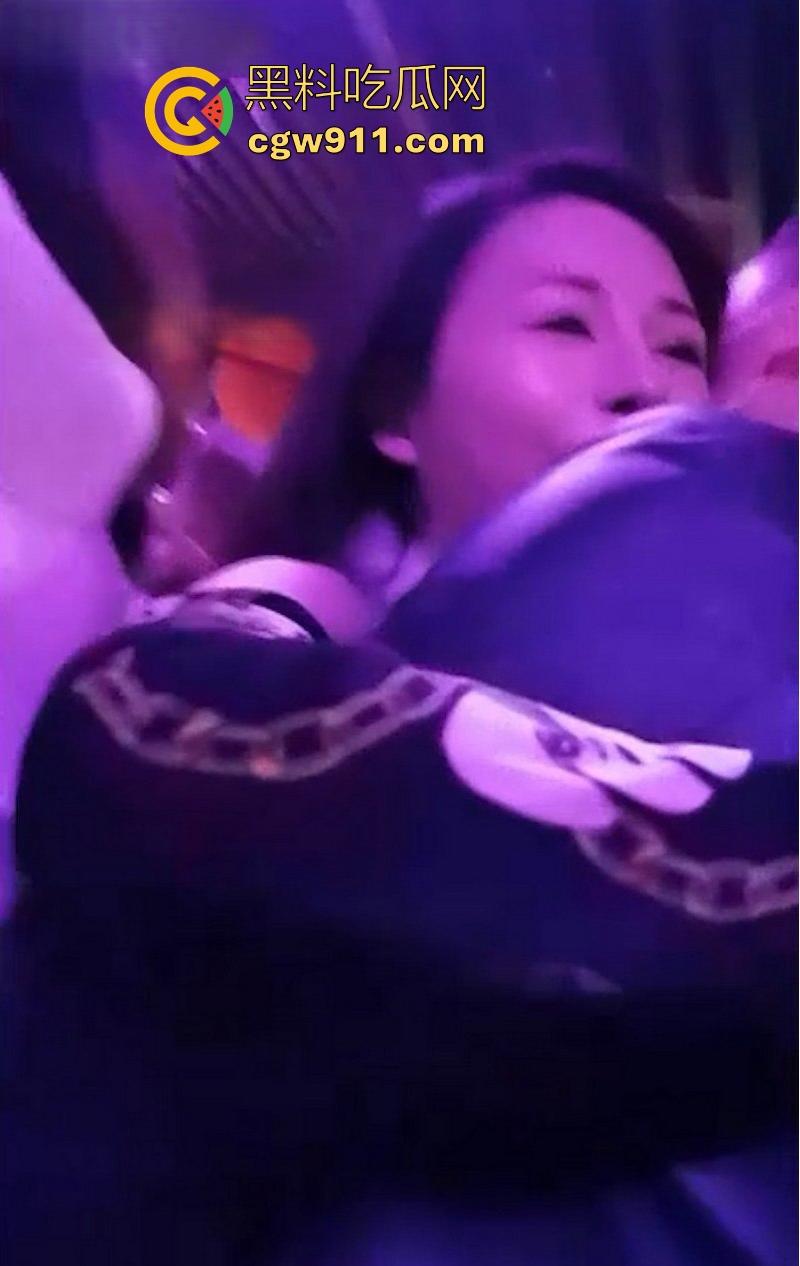 重庆砂舞厅淫乱偷拍！上百妹子紧身裙摇臀等挑，高颜值御姐少妇应有尽有，昏黄灯下抓奶接吻6分钟狂欢！-2