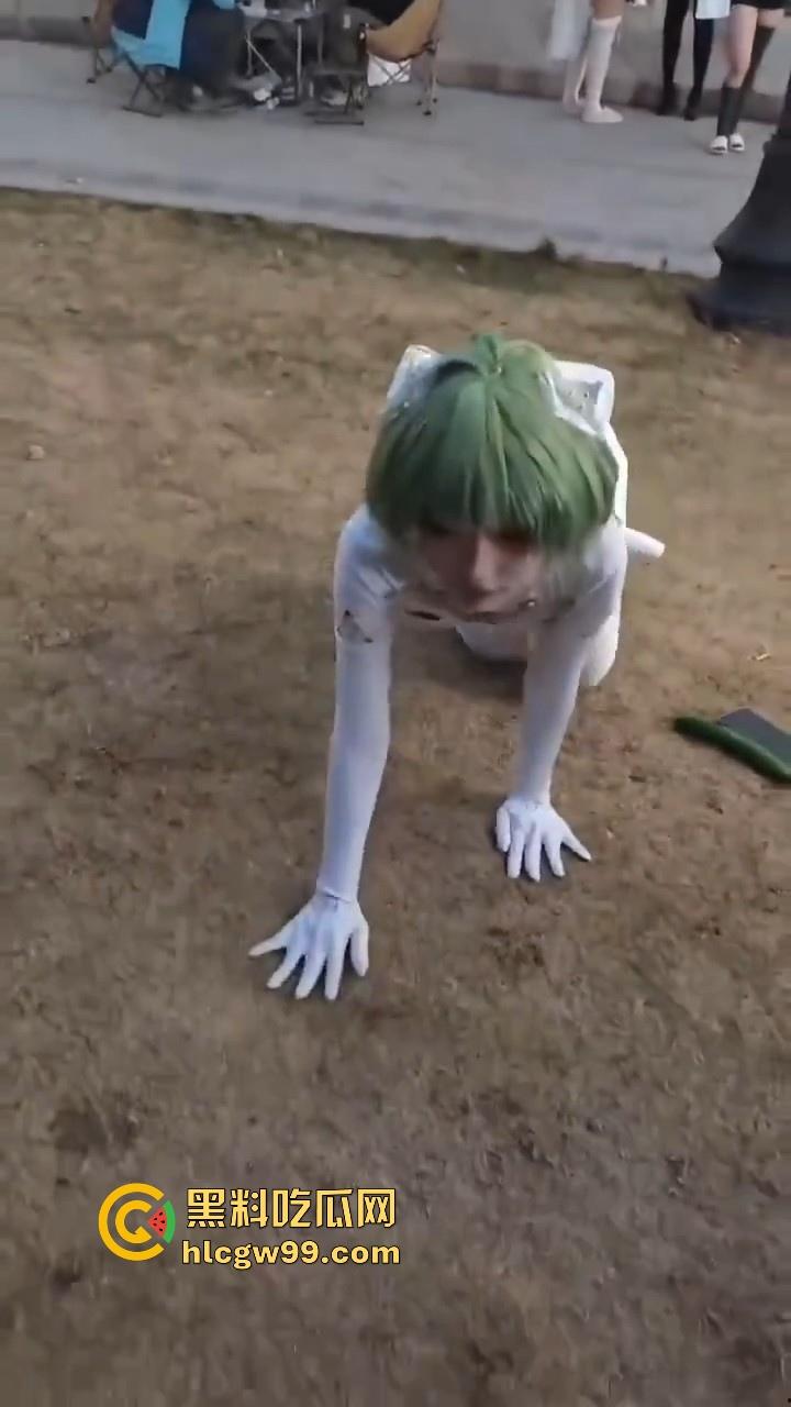 CP漫展前方摄影师发来战报,场外已被福利姬包围,大胆裸漏小穴,这还是国内吗?把我干哪来了?-1