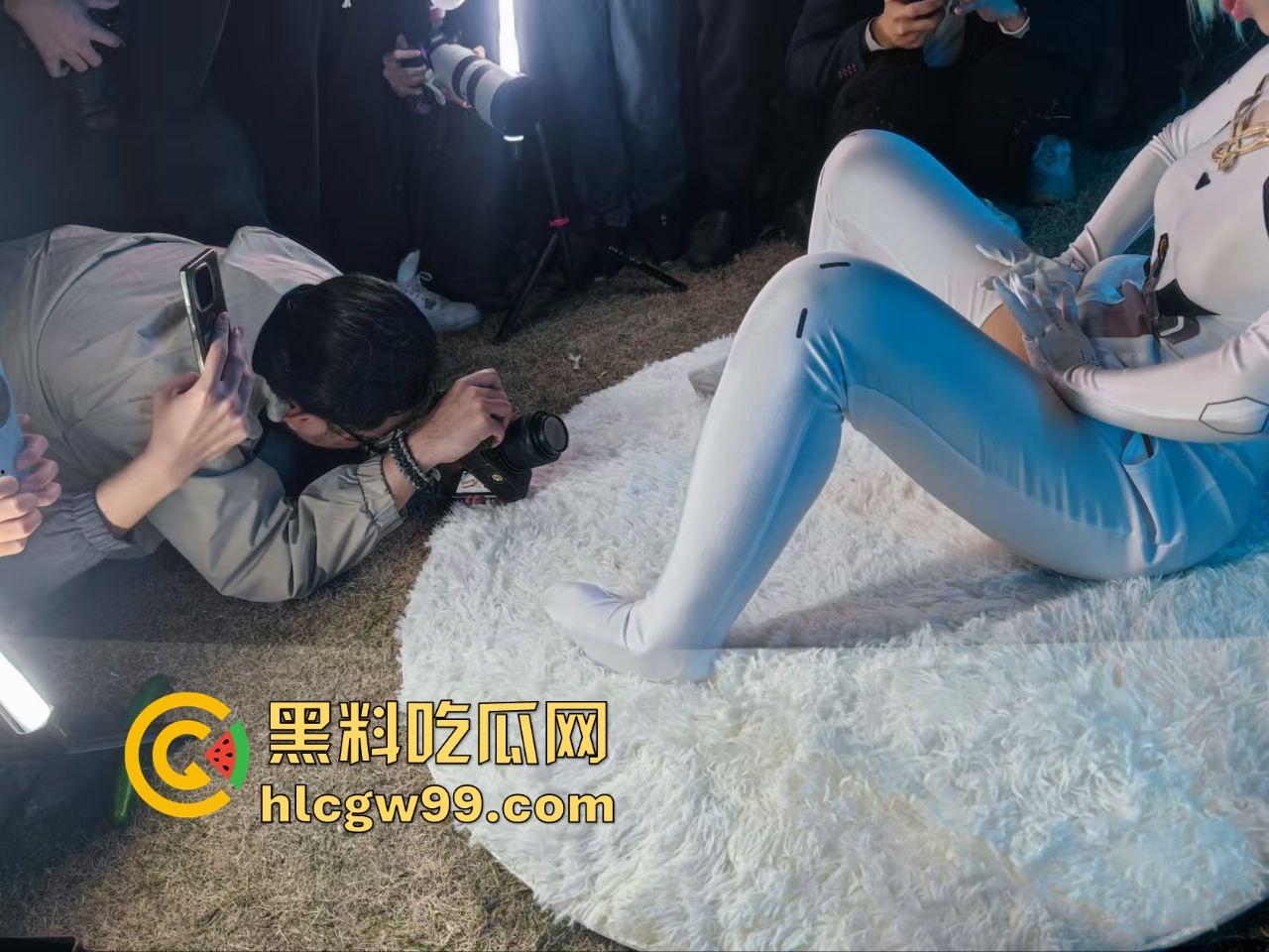 CP漫展前方摄影师发来战报,场外已被福利姬包围,大胆裸漏小穴,这还是国内吗?把我干哪来了?-4