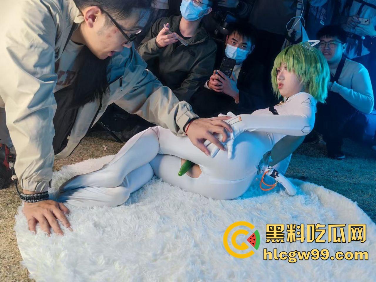 CP漫展前方摄影师发来战报,场外已被福利姬包围,大胆裸漏小穴,这还是国内吗?把我干哪来了?-6