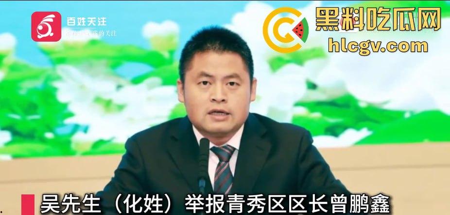 广西青秀区区长『曾鹏鑫』被抓现行！车内搂抱亲吻他人妻见到拍摄百米冲刺逃跑，视频实锤还没事这伞够大！-17