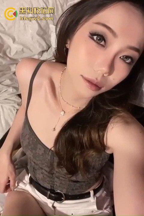 白天温柔照顾病人的天使，晚上跪地吞大肉棒化身魔鬼 贪婪吞咽大肉棒享受猛烈抽插，护士反差骚浪到极致！-8