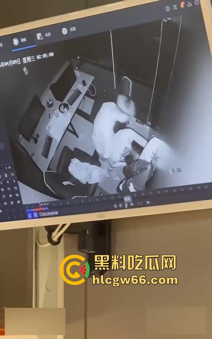 不愧是精神小伙 河北邯郸武汉某网吧监控录下小情侣激情一幕-4