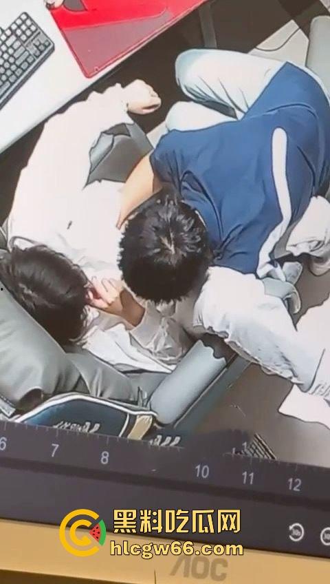不愧是精神小伙 河北邯郸武汉某网吧监控录下小情侣激情一幕-8