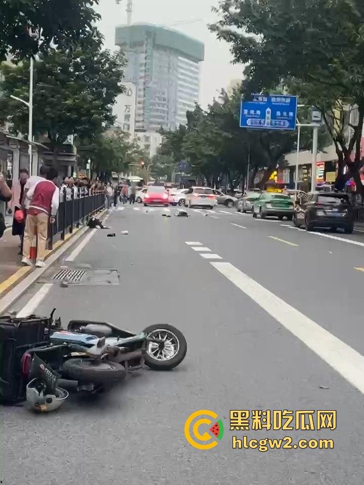 珠海夏湾新能源车失控，撞飞3人血溅街头，司机冷漠围观群众怒骂缺德玩意儿！-3
