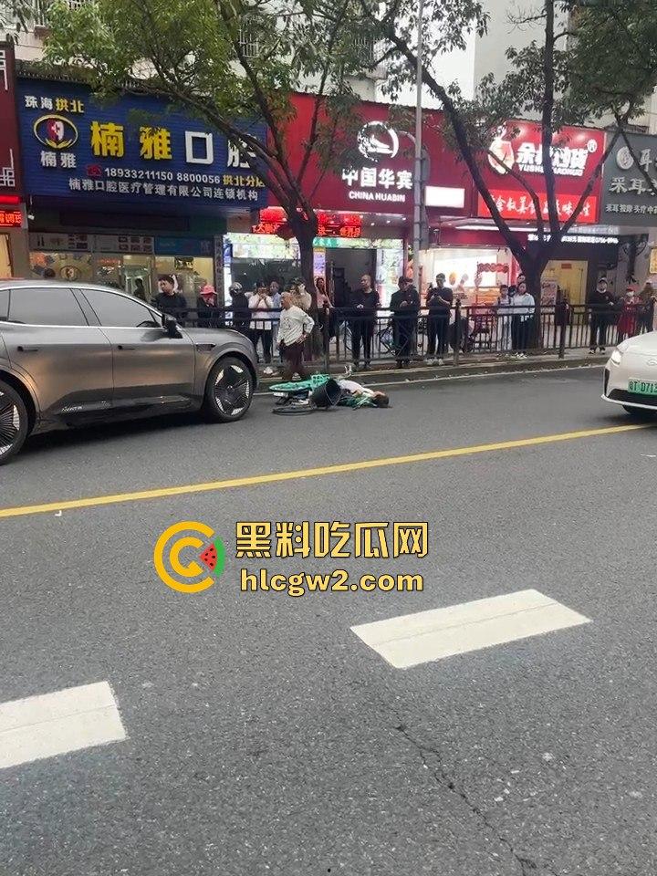 珠海夏湾新能源车失控，撞飞3人血溅街头，司机冷漠围观群众怒骂缺德玩意儿！-8