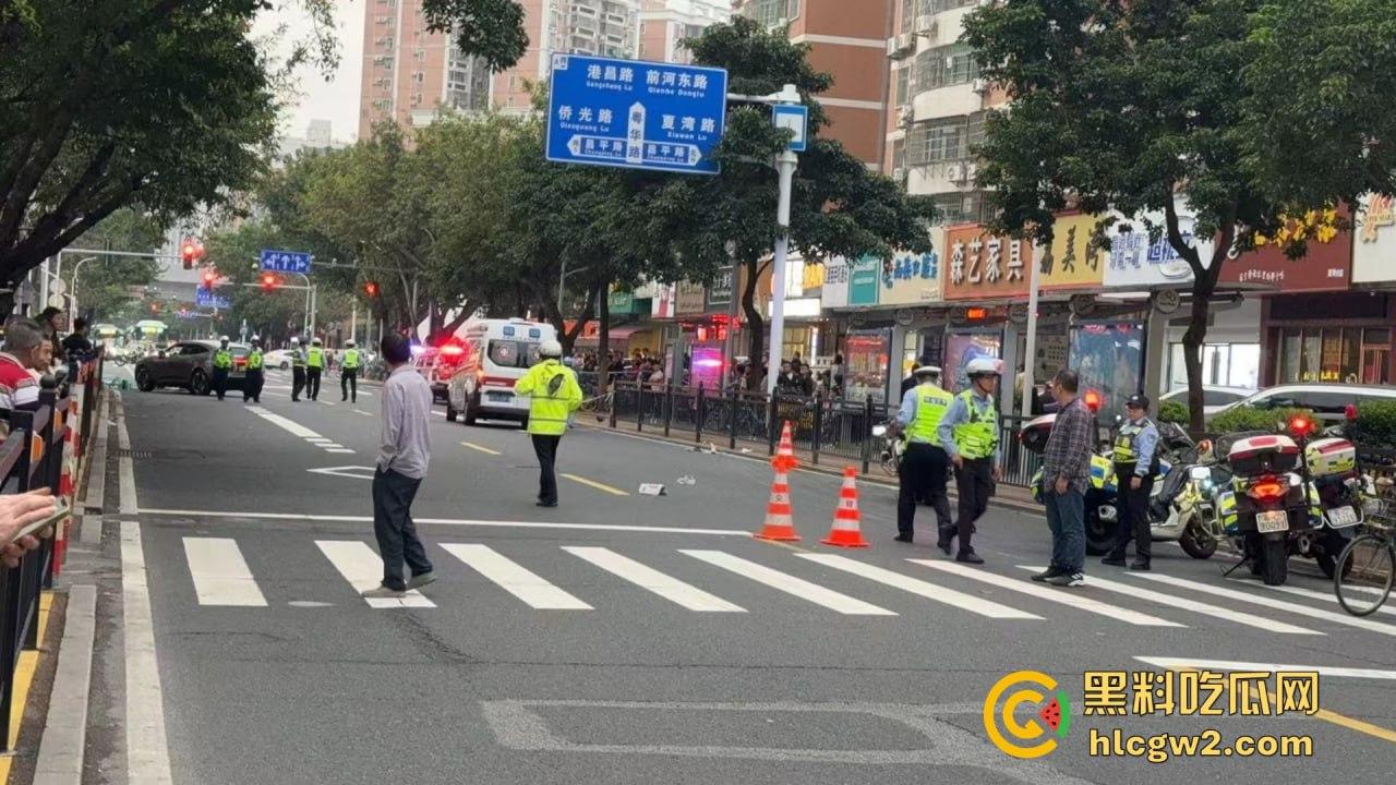 珠海夏湾新能源车失控，撞飞3人血溅街头，司机冷漠围观群众怒骂缺德玩意儿！-9