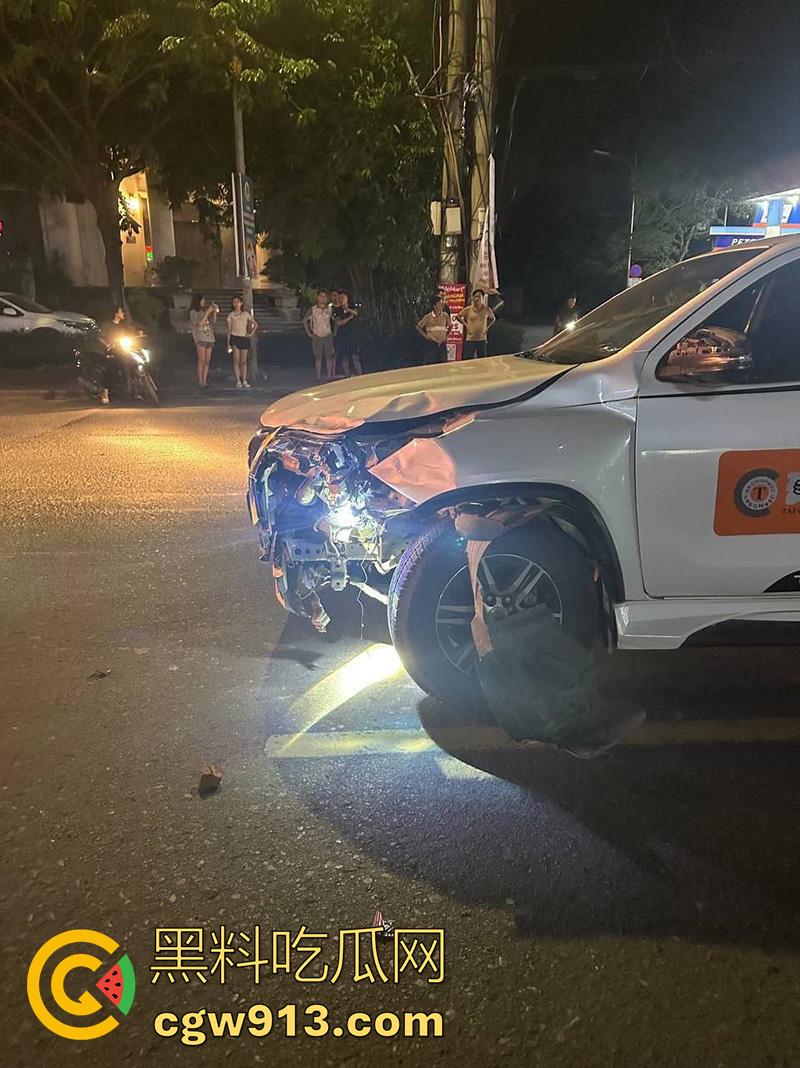 小伙骑摩托车夜晚狂飙，车辆失控撞上对面来车，女友当场飞出死亡，小伙自己全身骨折，看着都疼！-1