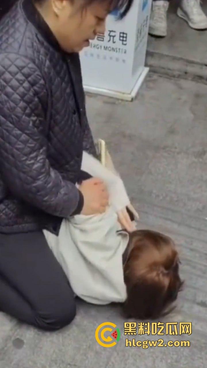 河南焦作美甲店老板娘与顾客发生口角当街扭打 娇小身敌不过彪悍大妈被打成狗了 看完视频只能说活该-10