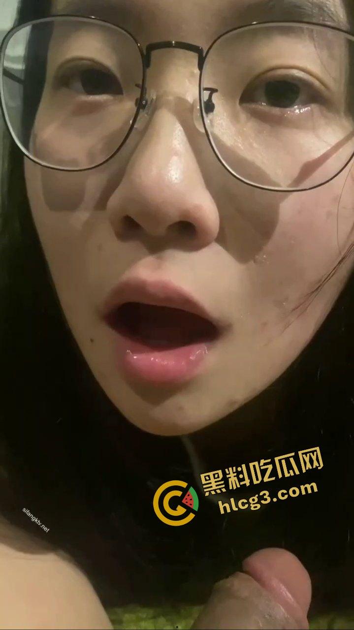 艺校毕业顶级眼镜反差婊『陈思琪』喝尿SM调教 射完拔套吞精 3P淫荡性爱 极致撸点！-10
