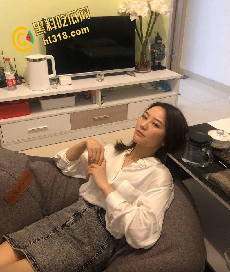 背着亲哥跟嫂子家里偷情,嫂子主动换上情趣丝袜,口交吃鸡黑丝诱惑,各种姿势爆操 !-1