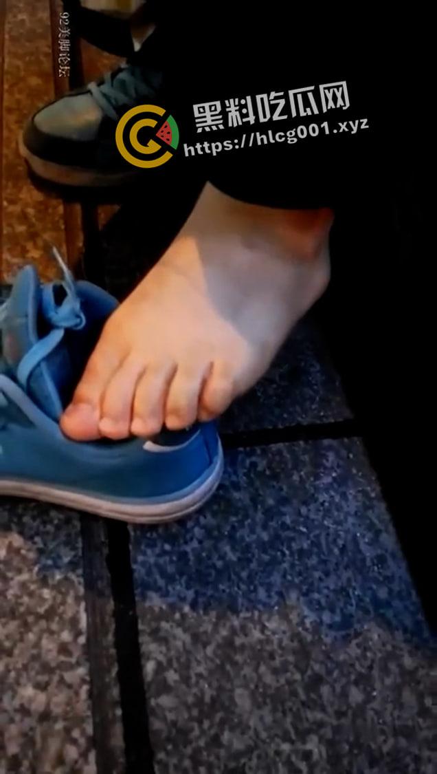 路边套路高中学生妹 清纯妹妹的美脚狂舔 妹妹是真的不怕变态还是就好这口-6