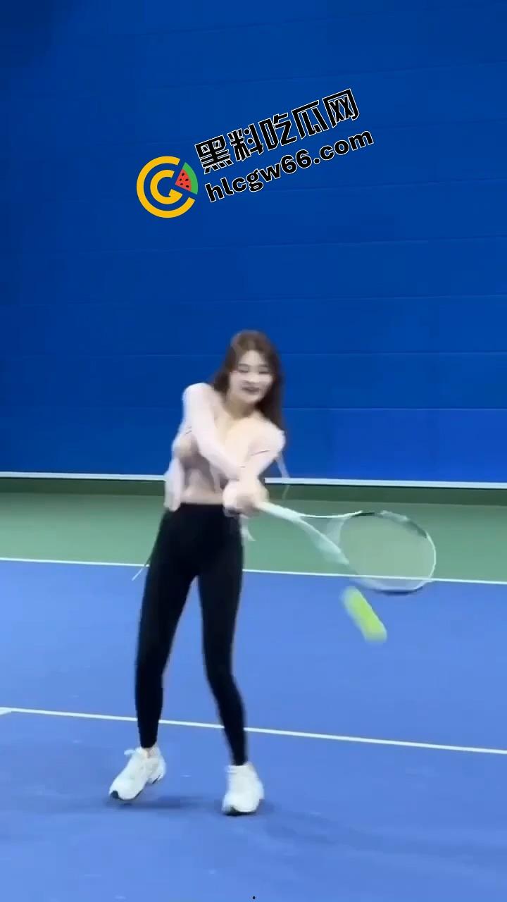 打球？不如看奶子起飞！这女的羽毛球打成奶震现场，胸甩得比球还凶，想让人冲上去抓两把！-6