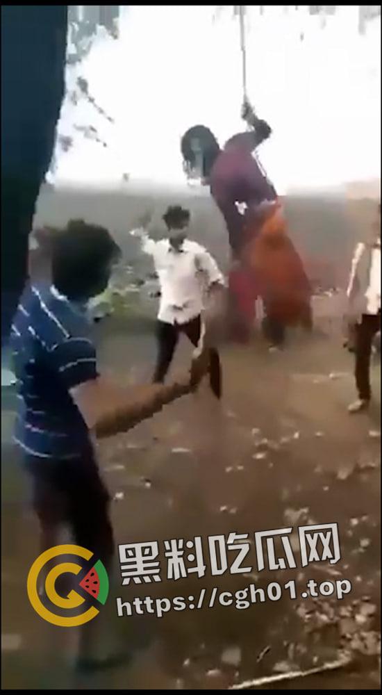 印度女人爱上穆斯林 被村里屌丝挂到树上抽成陀螺 哭得再惨也没用-4