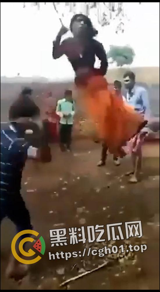 印度女人爱上穆斯林 被村里屌丝挂到树上抽成陀螺 哭得再惨也没用-6