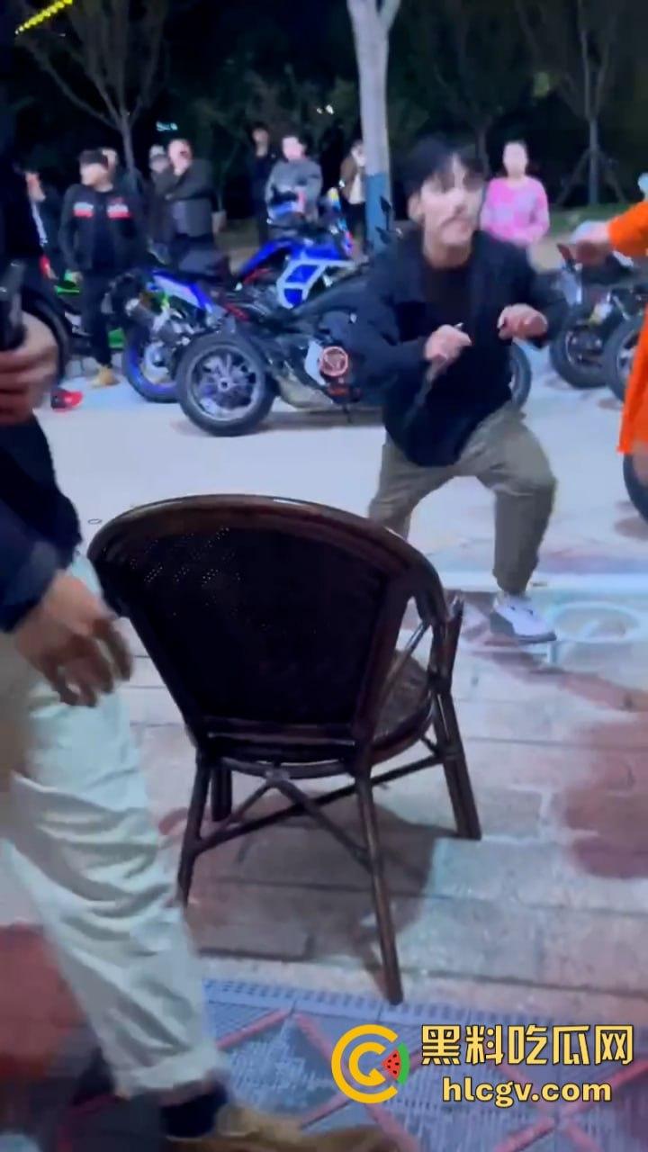 江苏南通小米su7小伙大战摩托人后续 小伙单杀一人 嘲讽哥侥幸存活 朋友惨被祭天！-7