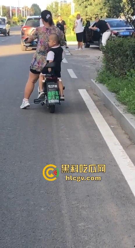 史上最猛路怒症！匕首对砍西瓜刀，手断了还往前冲！勇猛还是傻？让人看得直呼服了！-3