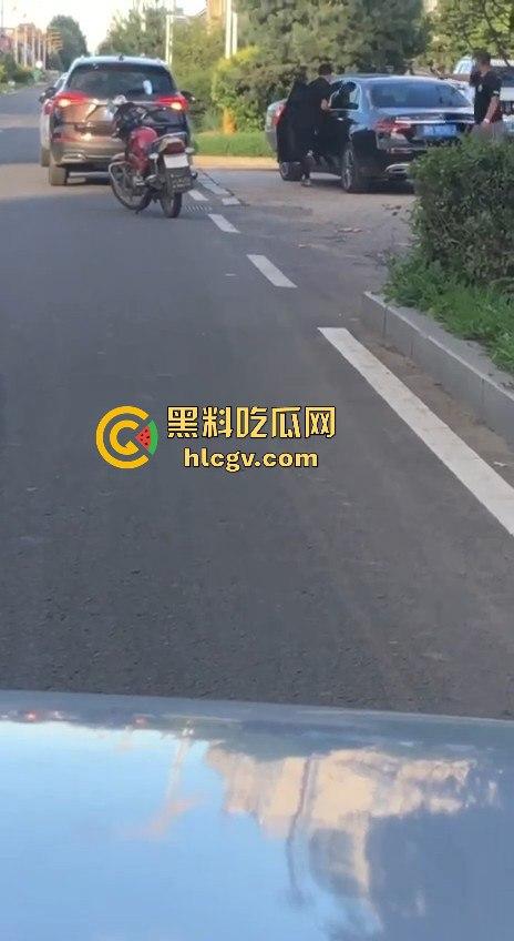 史上最猛路怒症！匕首对砍西瓜刀，手断了还往前冲！勇猛还是傻？让人看得直呼服了！-5