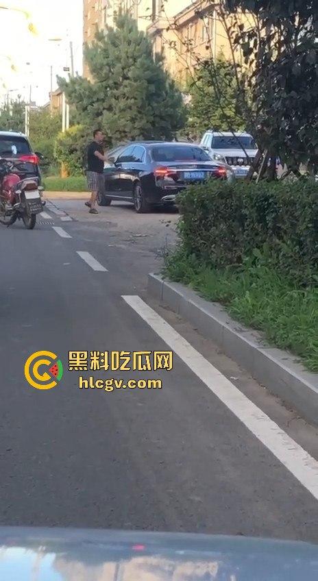 史上最猛路怒症！匕首对砍西瓜刀，手断了还往前冲！勇猛还是傻？让人看得直呼服了！-6