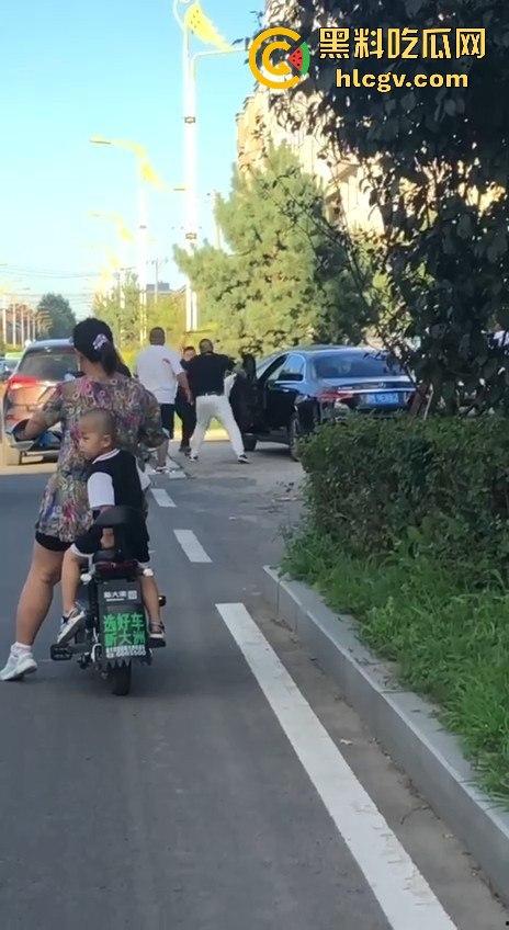 史上最猛路怒症！匕首对砍西瓜刀，手断了还往前冲！勇猛还是傻？让人看得直呼服了！-8