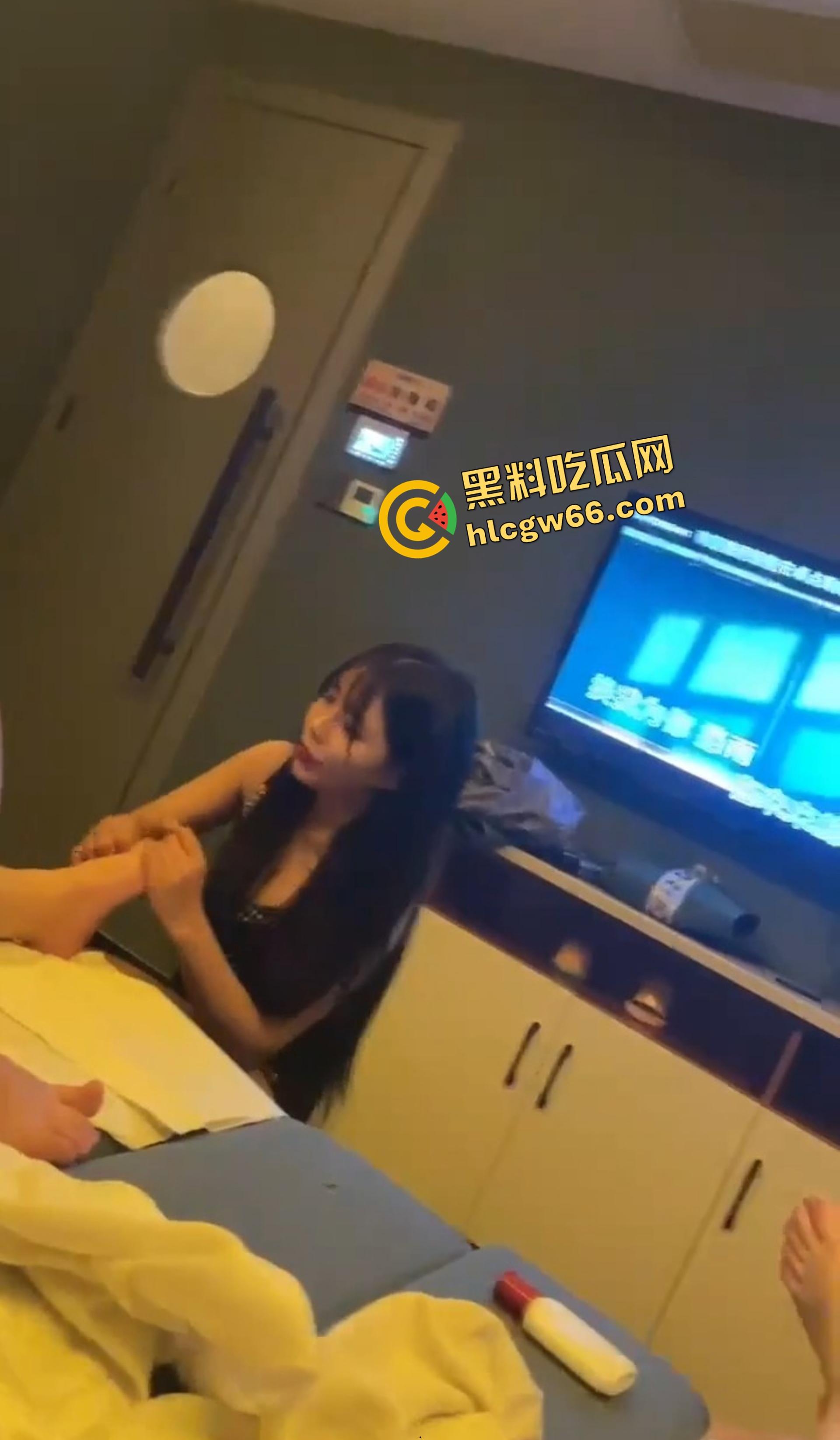 摄影师都不是人，别人花钱洗脚，他拍着拍着就把33号约了，白嫖不花钱还叫小宝贝！-2