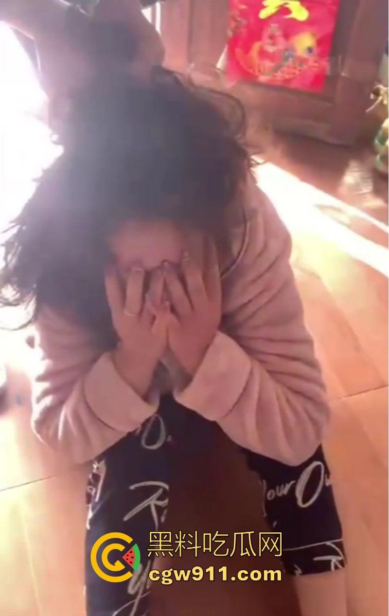 河南洛阳奸夫竟带小三回家偷情，真是猖狂到了极致，被原配携亲友团扒裤子围殴痛扁，嚣张的小三满脸不忿！-2