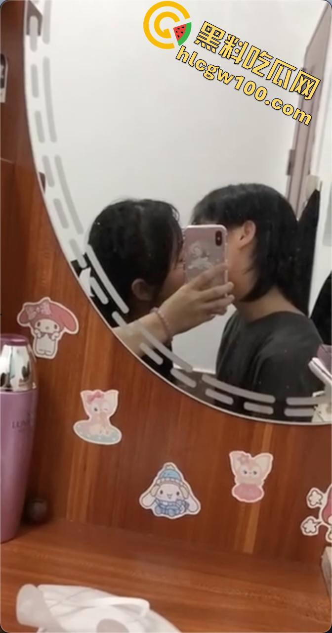 重庆女高小拉拉【林沐萱】【沈睿思】，激情舌吻后互相扣屄，短发女孩深得加藤鹰真传手速快到挥出残影！-4