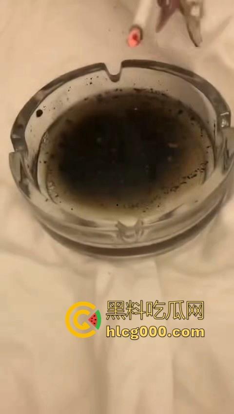 最毒还是女人心啊！看看小畜生东西干的好事，精神小妹霸凌，打完还逼人家喝烟水！-9