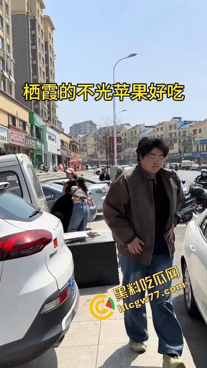 栖霞尚记甜品小三当街挑衅原配，奶茶没喝上，脸先被泼成奶盖，两女互撕扯头发狠撕逼！-5