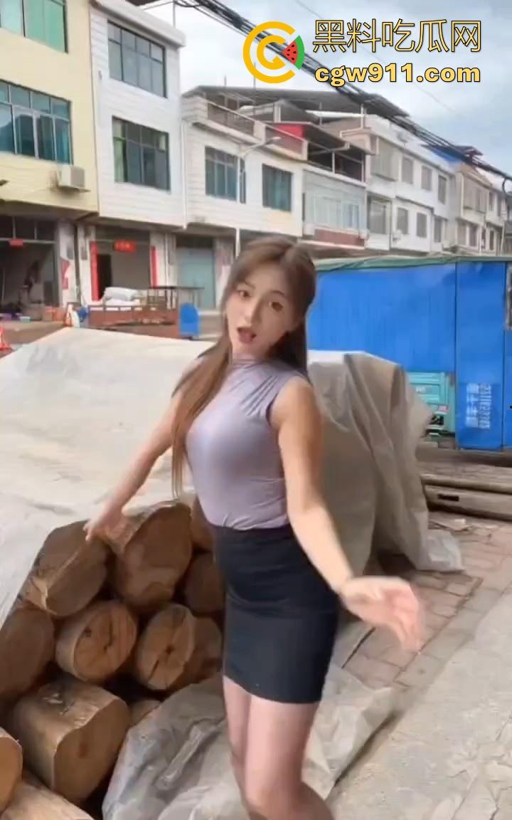 湖南性感擦边主播遭疯狂粉丝寄炸弹包裹炸伤，粉丝疯狂起来真恐怖啊，好端端的性感主播炸成了隔壁大妈！-5