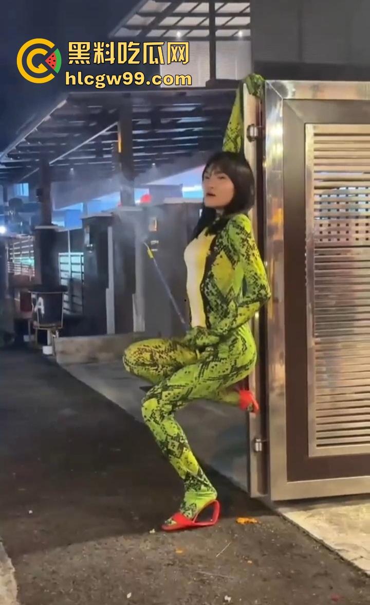 年度奇葩操作花式作死大赏，骚B玩烟花炸得怀疑人生，裤裆差点变发射器，你这是给自己放送新年倒计时？-12