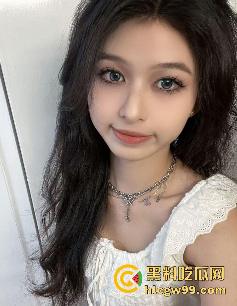 安徽师范大学女大学生【蒋弱弱】情趣内衣自拍骚照，酒店全裸自拍，最爱被大鸡巴从后面怼穿！-1