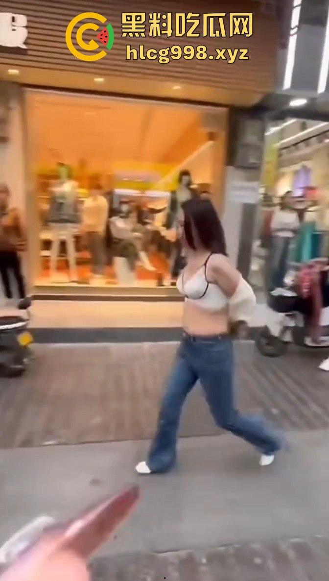 渭南小仙女外卖超时发疯大作！骑手成了无辜炮灰摔外卖不够，街头脱衣撒泼场面辣眼睛！-3