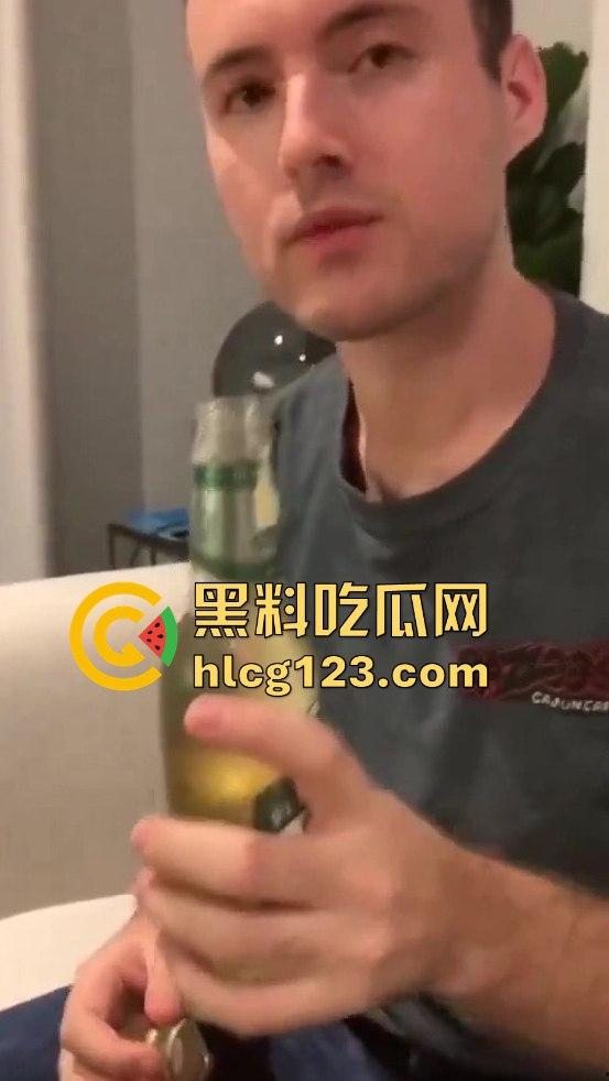 老外攻略极品人妻无套内射，精液流出来了还笑着下厨？这绿帽真是带得稳！-1