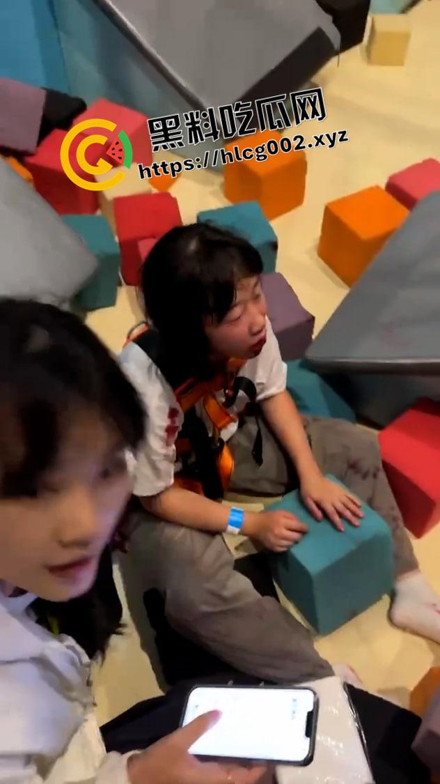 深圳南山区游乐场惊魂！攀岩项目绳子脱落小孩十几米落下 七窍流血 现场视频流出-1
