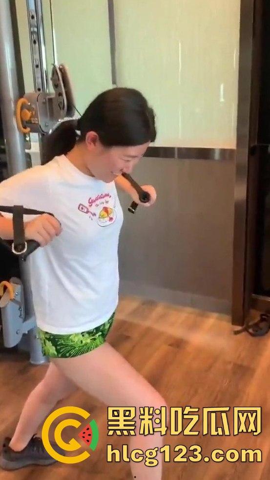 老外攻略极品人妻无套内射，精液流出来了还笑着下厨？这绿帽真是带得稳！-12