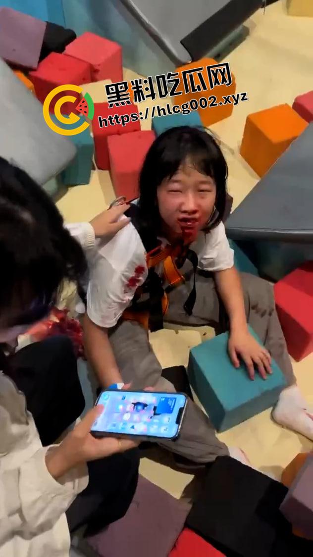 深圳南山区游乐场惊魂！攀岩项目绳子脱落小孩十几米落下 七窍流血 现场视频流出-3