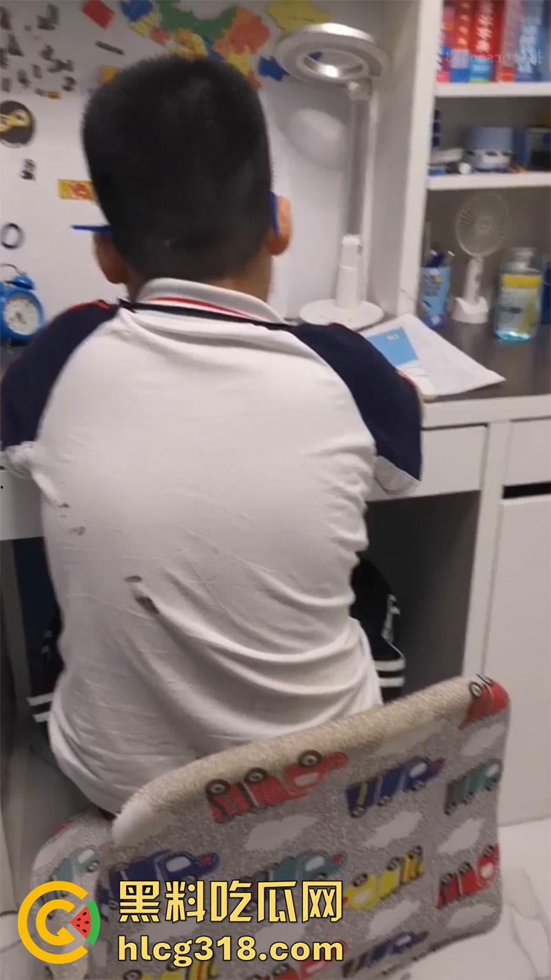 在儿子身后自慰的骚妇【桃子冰妈妈】再出佳作,肥臀人妻熟女天花板,各种淫语挑逗玩到高潮抽搐!-4