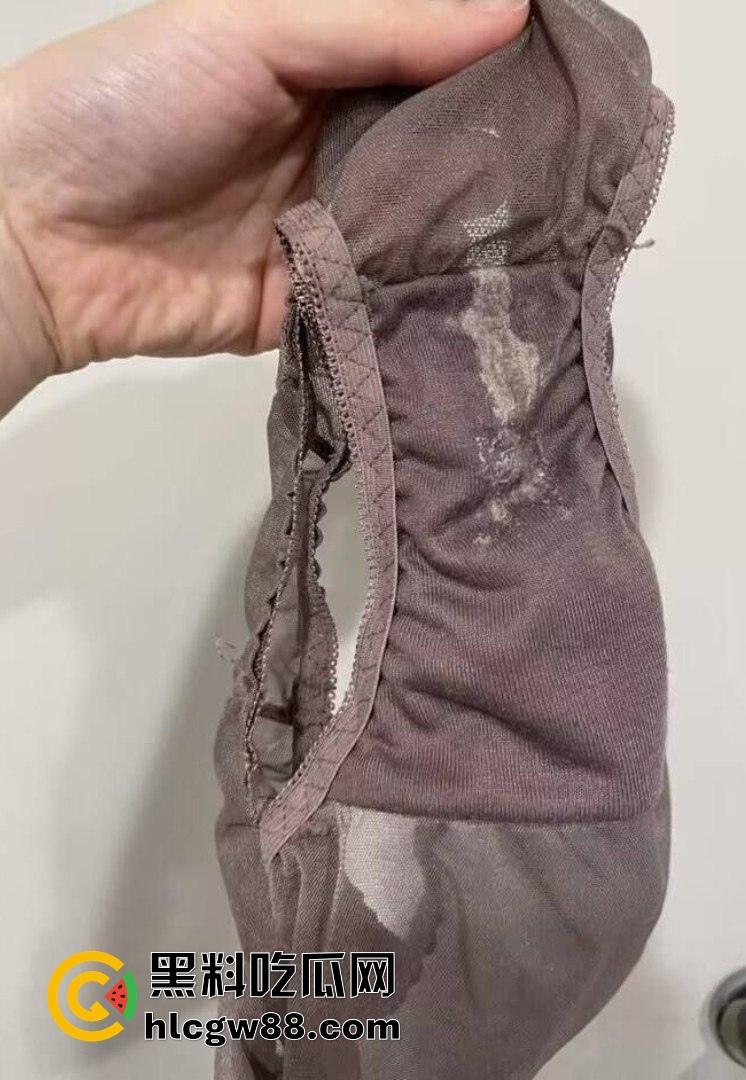 苏州少公子爆操海航空姐【刘媛媛】制服成情趣装，被按在酒店窗台疯狂后入，逼肿了还得给顾客倒饮料！-2