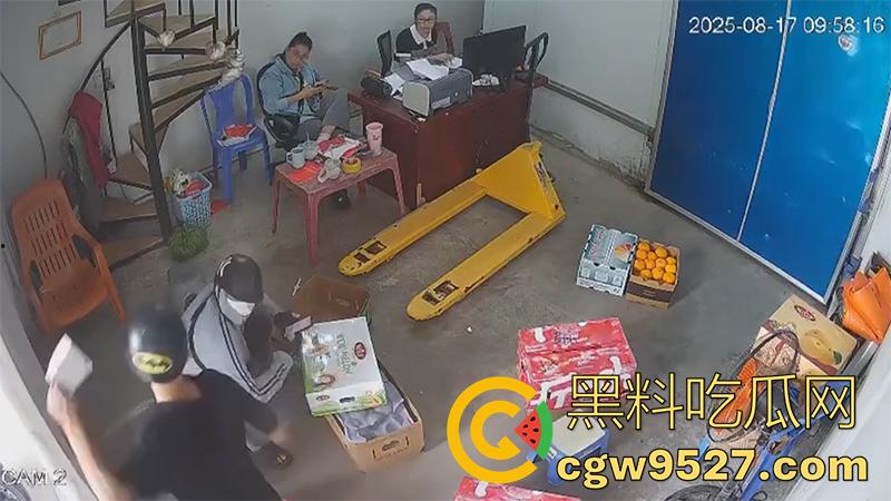 越南海防水果批发市场，发生重大砍人事件，男子手持菜刀疯狂劈砍，导致三人身受重伤，现场视频流出！-6