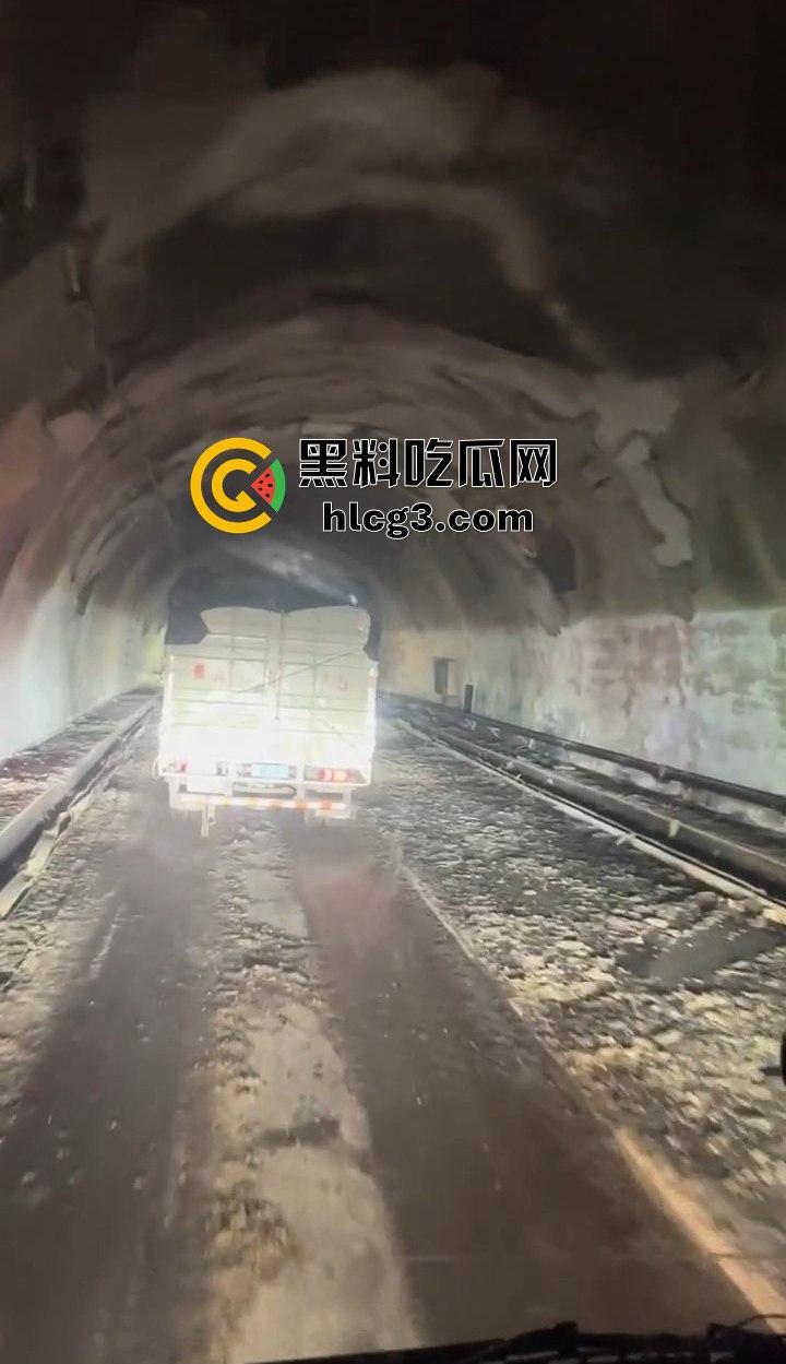 沪昆高速梧桐隧道货车追尾爆燃事故，官方通报2人死亡，网友质疑：‘烟雾如此严重，真的只有2人身故？-6