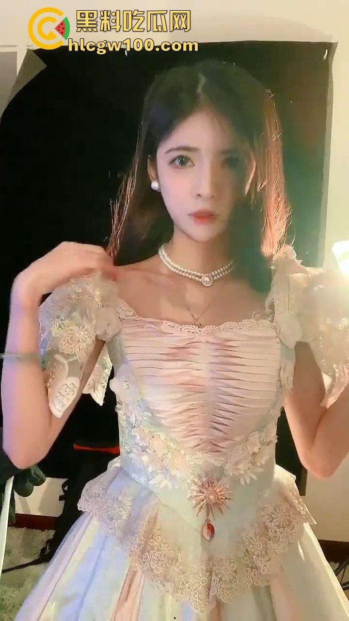 借着抖音cos网红【狗头萝莉】提前拜年的视频，小编最近整理了一下这位巨乳网红的经典视频，经典巨乳还是这么百看无厌！-11