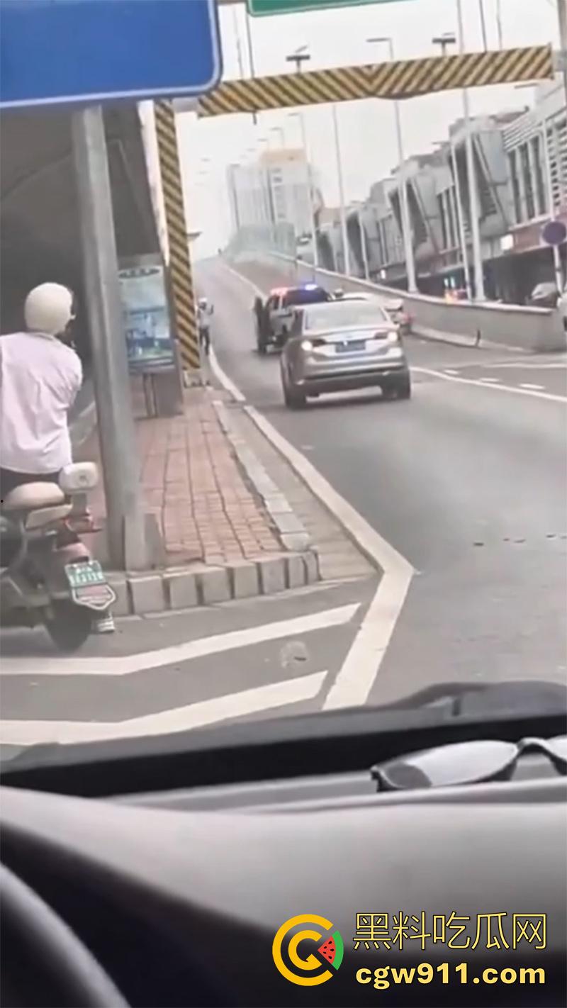 石家庄和平路高架,一男子抢夺了一辆警车,一路连撞数人,最终被多辆警车合力逼停,现场多人受伤。-3