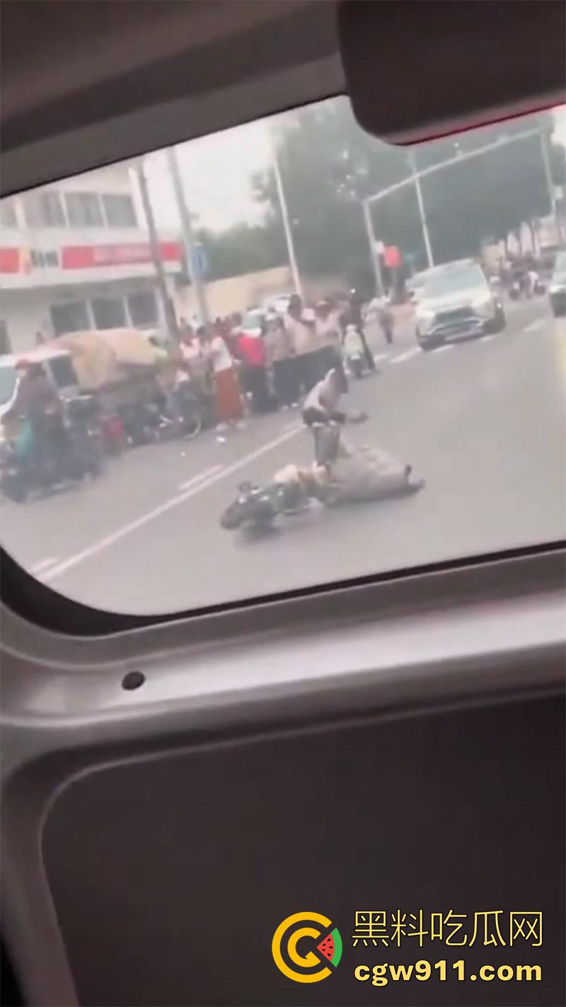 石家庄和平路高架,一男子抢夺了一辆警车,一路连撞数人,最终被多辆警车合力逼停,现场多人受伤。-4