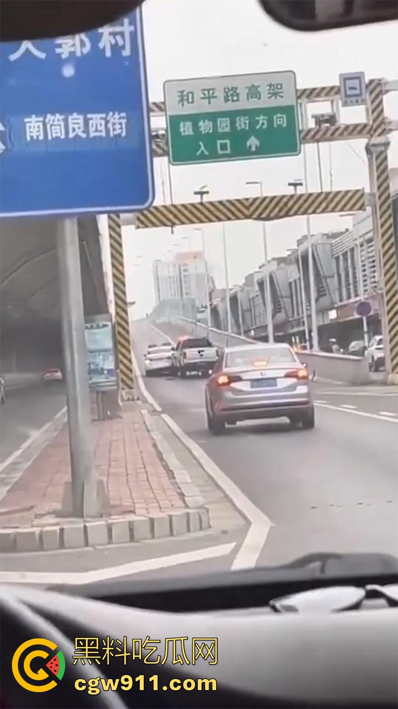 石家庄和平路高架,一男子抢夺了一辆警车,一路连撞数人,最终被多辆警车合力逼停,现场多人受伤。-5