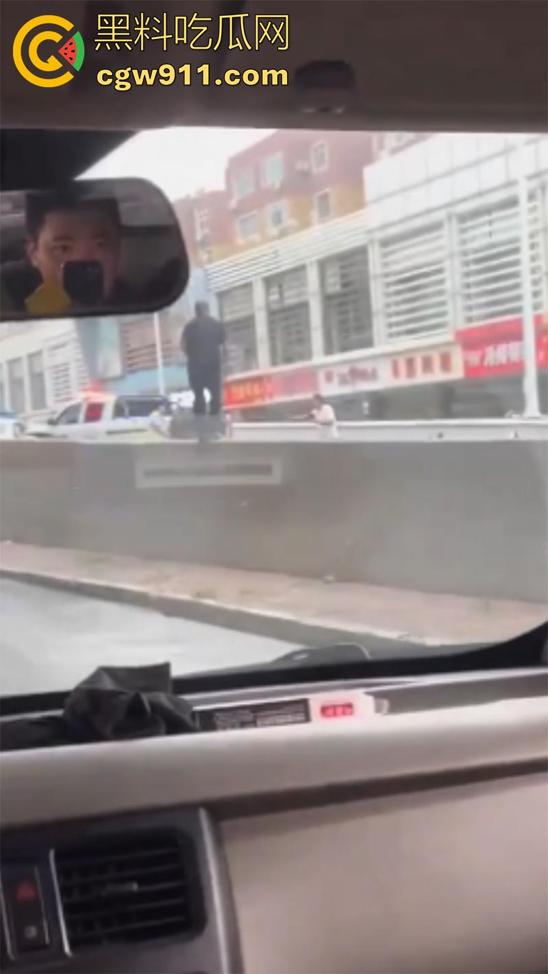 石家庄和平路高架,一男子抢夺了一辆警车,一路连撞数人,最终被多辆警车合力逼停,现场多人受伤。-6